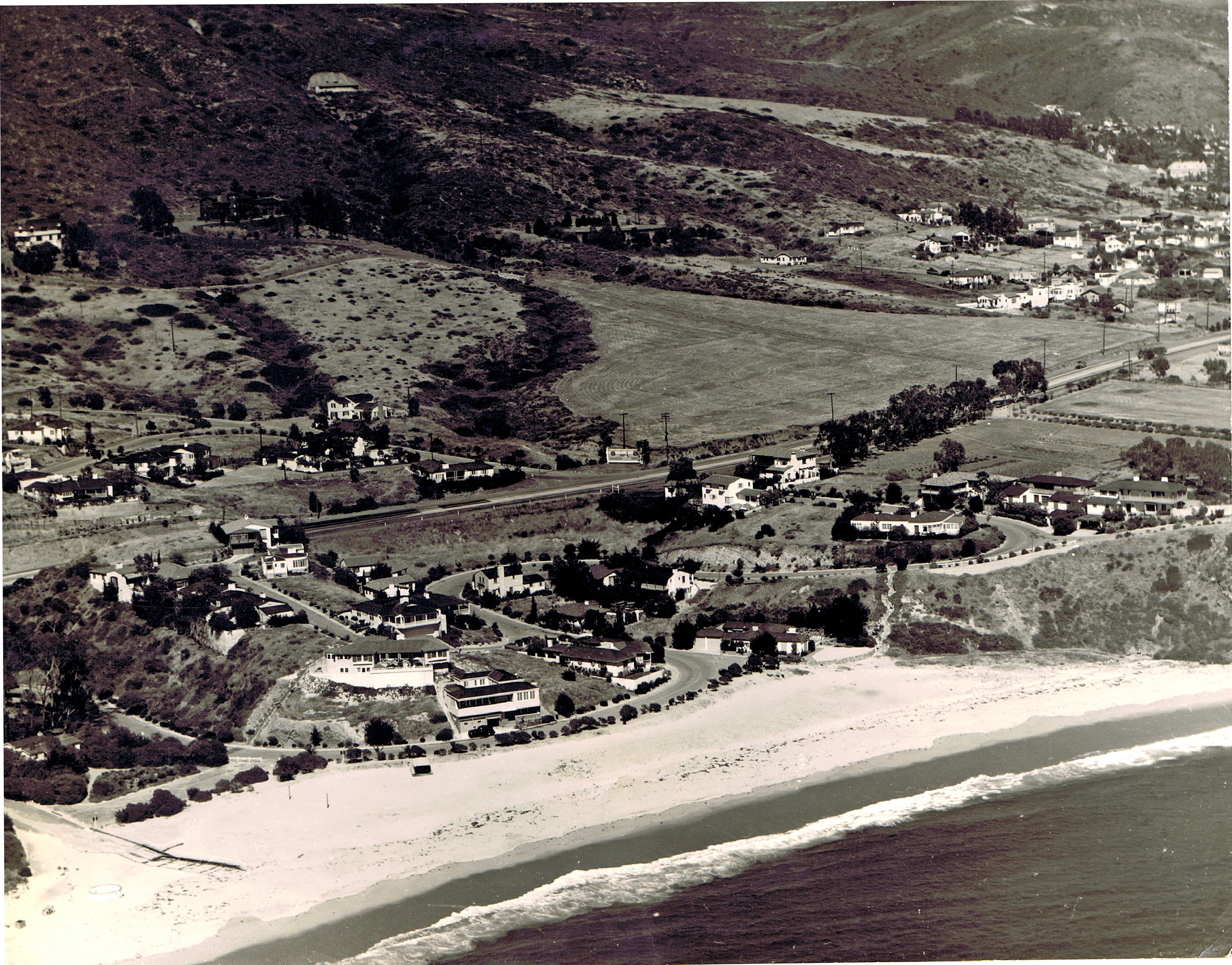 1 history Emerald Bay Aerial c1940 includes Wightman, Acord and John Thomas Swanson Homes - Dr. A.H. Wightman Collection