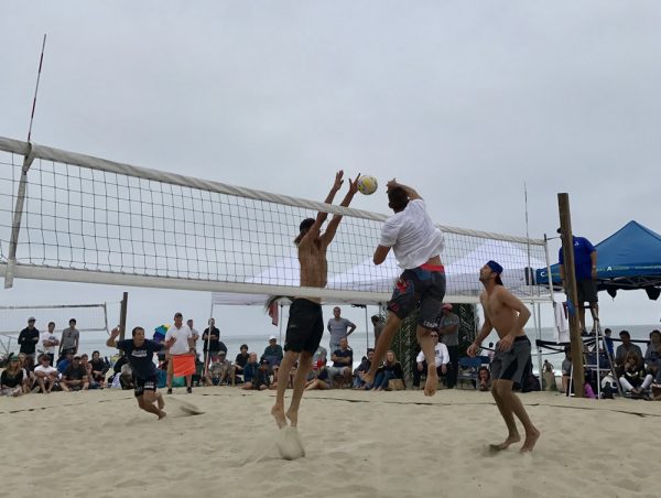 After a set from partner Trevor Crabb (center), Sean Rosenthal (left) looks for an opening in the block by Ed Ratledge (right) during the finals of the Laguna Open on Sunday, June 4. 